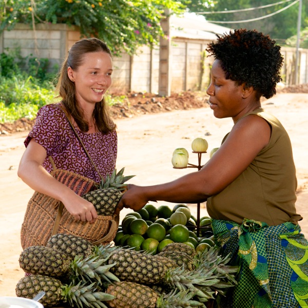 Saphira på et marked i Benin