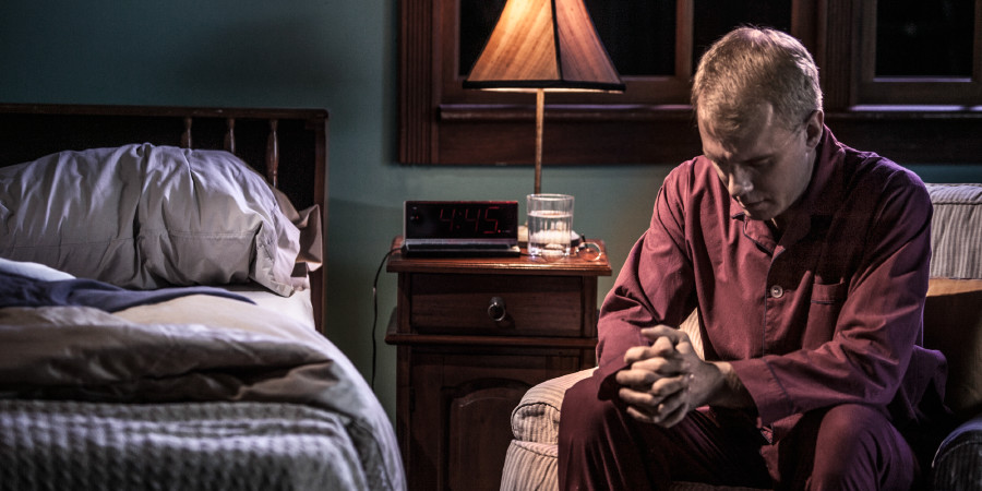 En mand beder en bøn i de tidlige morgentimer