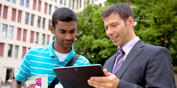 Et Jehovas Vidne ved navn Brian viser hjemmesiden jw.org til en mand der hedder Eric