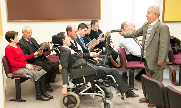 Jairo bruger sin computer til at give en kommentar ved et møde