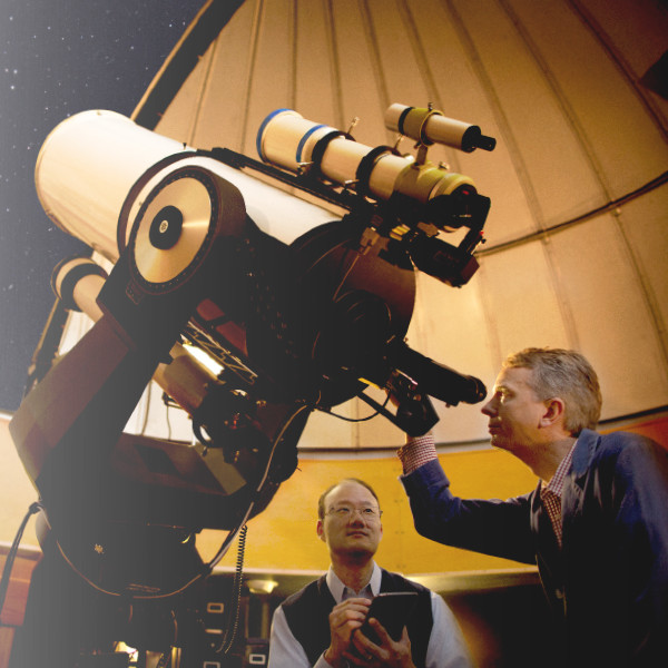 En astronom kigger i et teleskop