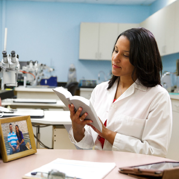 En forsker læser i Bibelen