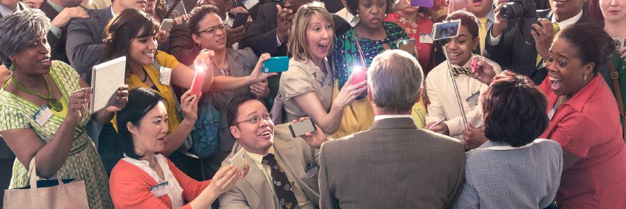 En bror og hans kone er omringet af en masse mennesker der tager billeder af dem