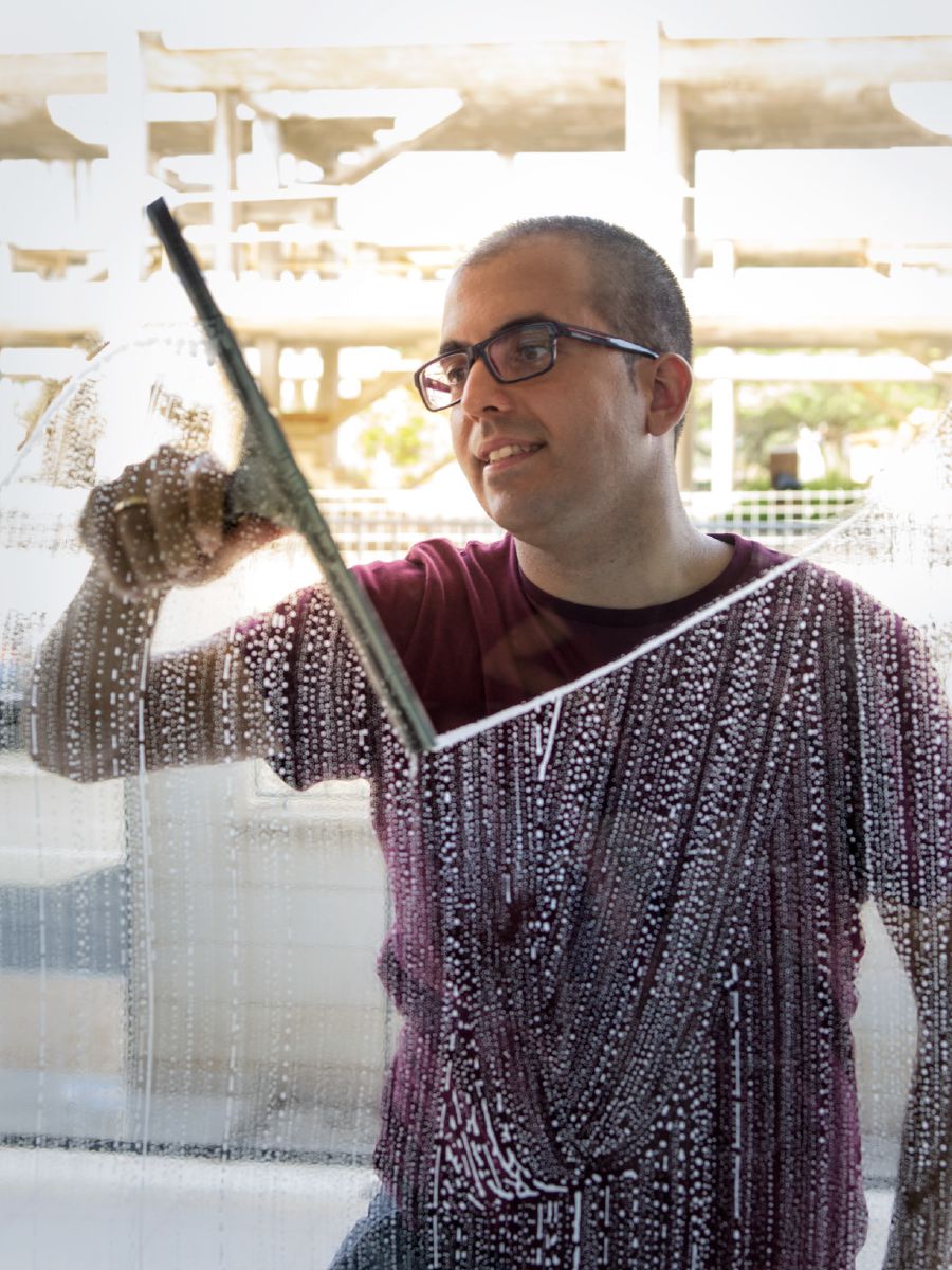 Jonathan pudser et vindue