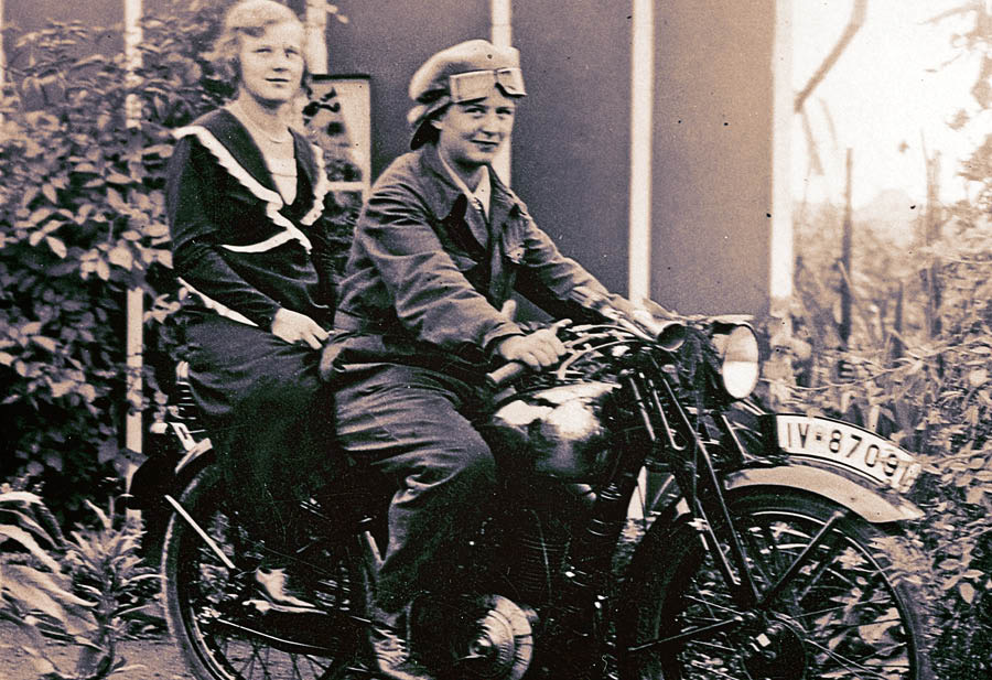 Charlotte Müller und Ilse Unterdörfer auf einem Motorrad.