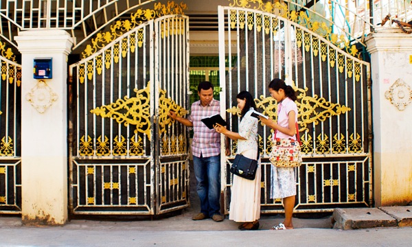 Zeugen Jehovas sprechen mit einem Kambodschaner über die Hoffnungsbotschaft der Bibel