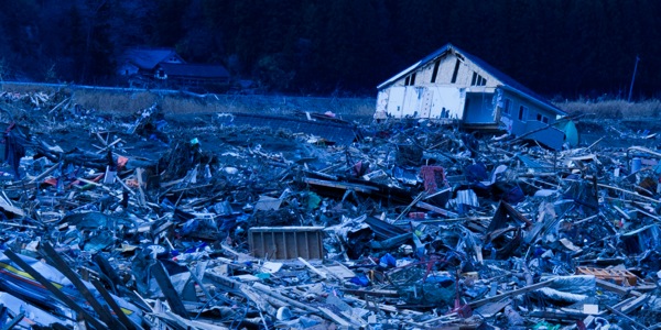 Verwüstetes Gelände nach einem Erdbeben und Tsunami