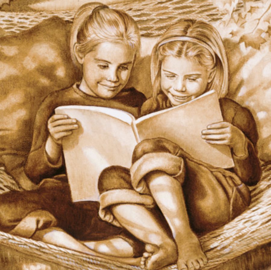 Zwei Mädchen lesen zusammen in einem Buch