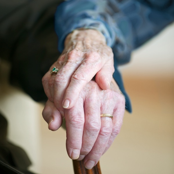 Ein altes Ehepaar hält Händchen