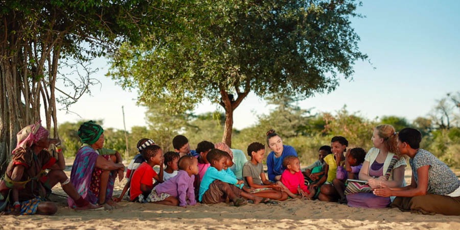 Kinder in Namibia schauen sich begeistert Videos auf jw.org an