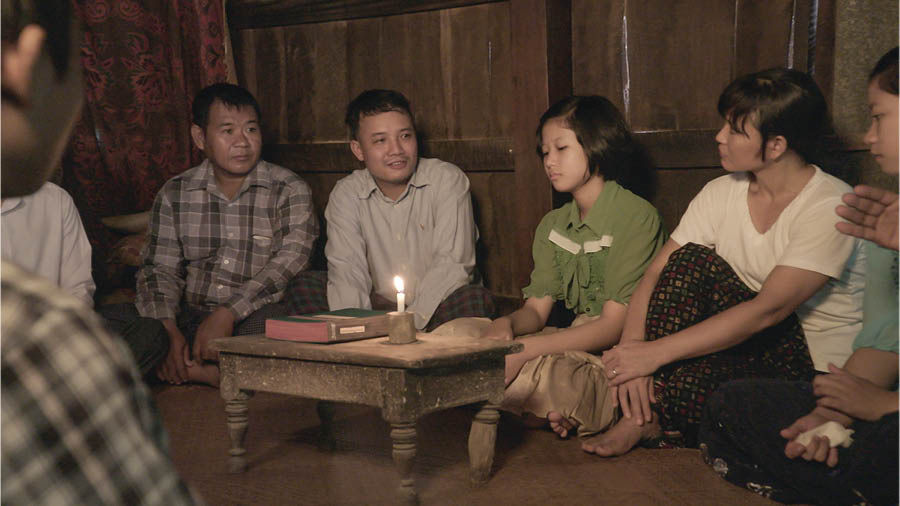 Eine Szene aus dem Video „In der Versammlung anderen Liebe zeigen – Witwen und vaterlosen Kindern“. Brüder und Schwestern aus der Versammlung trösten Schwester Myint und ihre Töchter nach dem Unfalltod ihres Mannes.