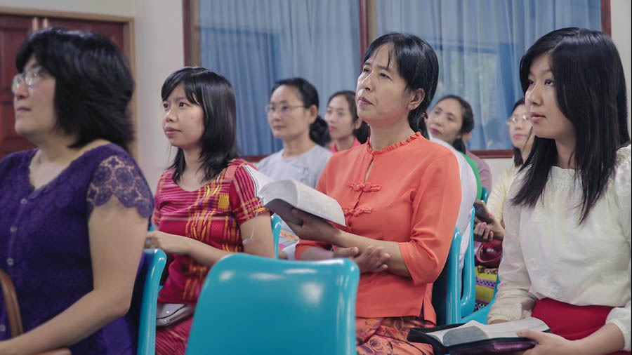 Eine Szene aus dem Video „In der Versammlung anderen Liebe zeigen – Witwen und vaterlosen Kindern“. Schwester Myint und ihre Töchter bei einer Zusammenkunft.