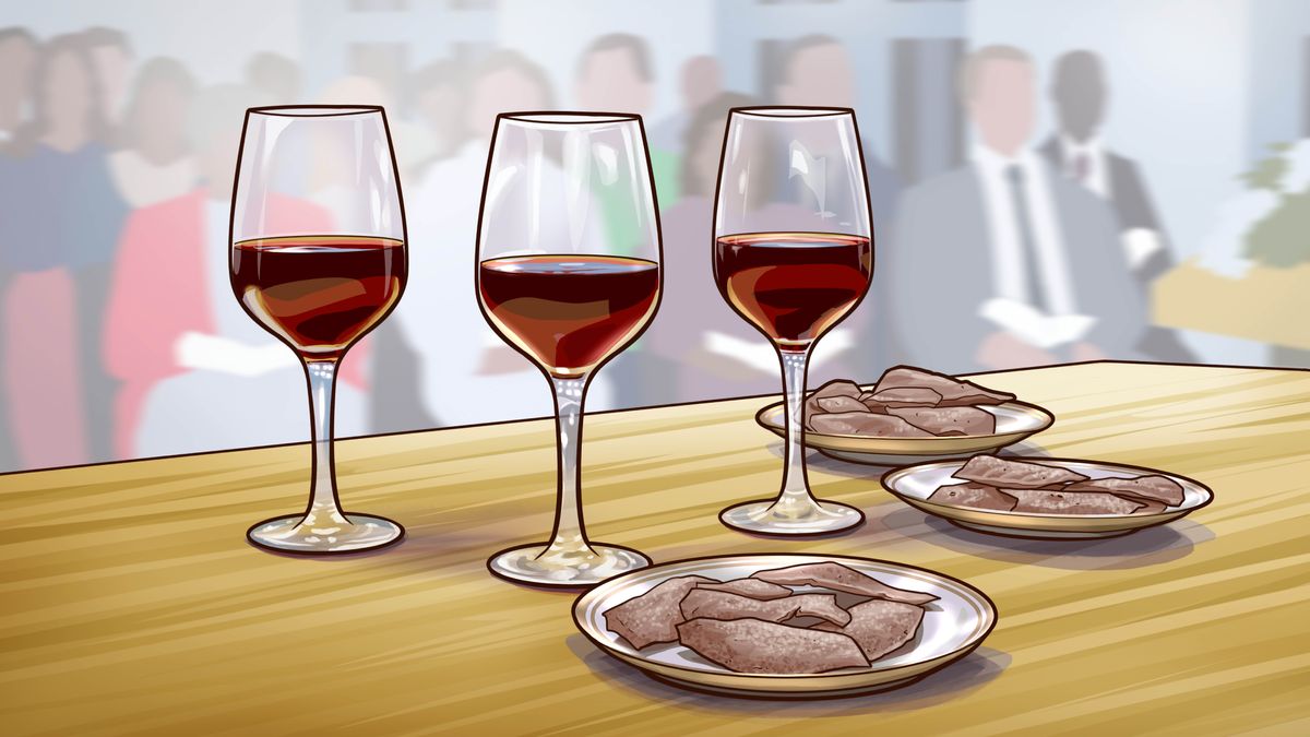 Teller mit ungesäuertem Brot und Gläser mit Rotwein auf einem Tisch im Königreichssaal.