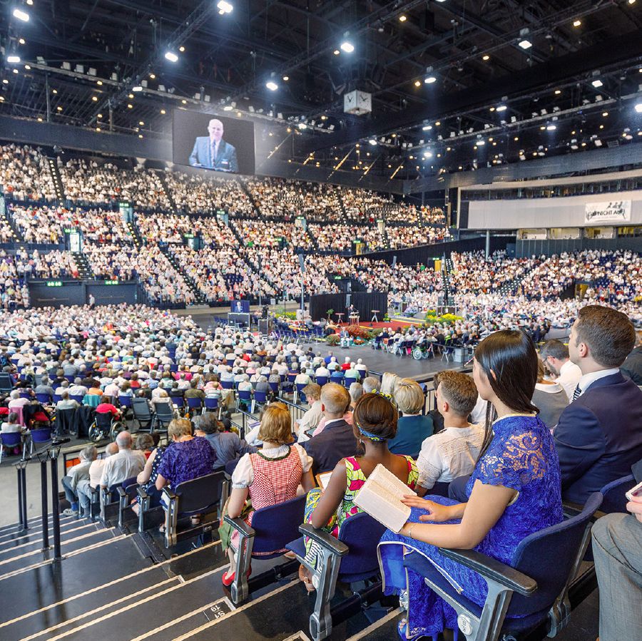 Zeugen Jehovas unterschiedlicher Herkunft besuchen einen Kongress.