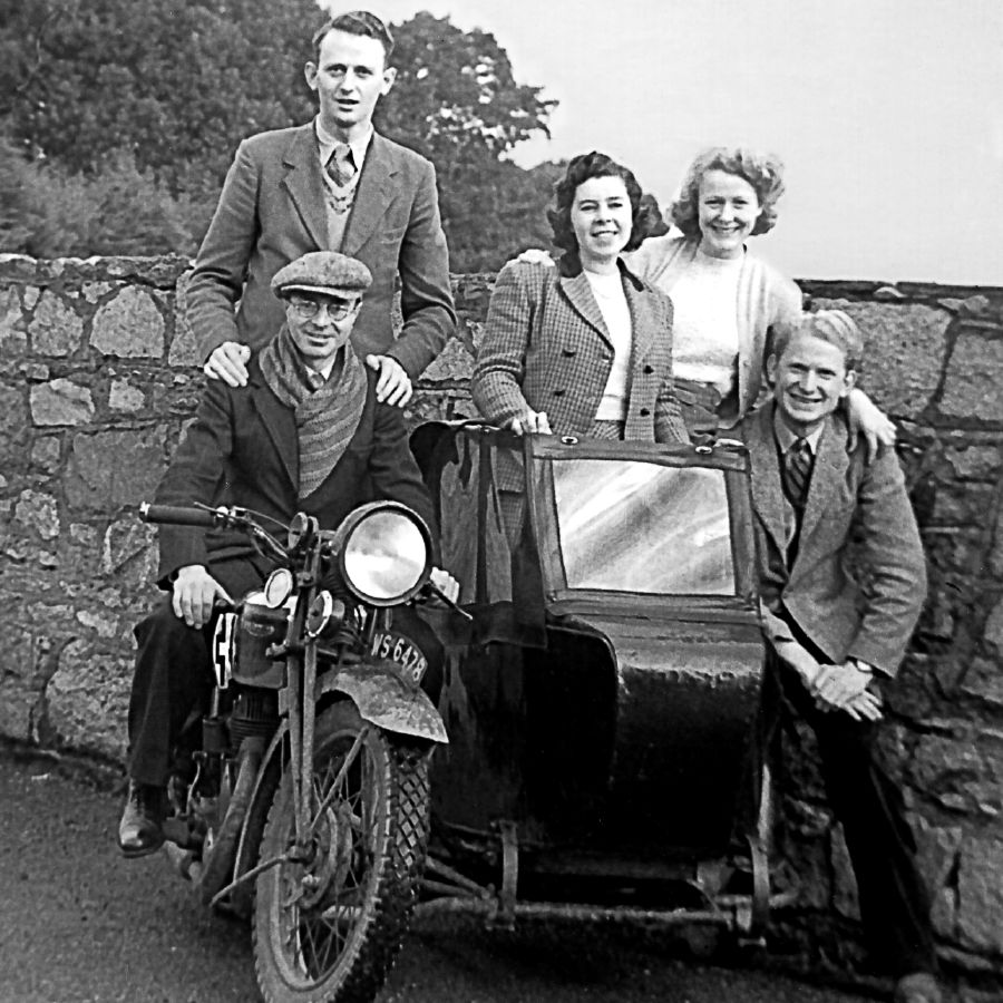 Arthur und Olive Matthews mit anderen Pionieren auf einem Motorrad mit Beiwagen