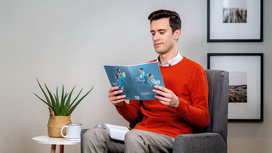 Ein Bruder liest eine Lektion in der „Lesen-und-Lehren“-Broschüre.