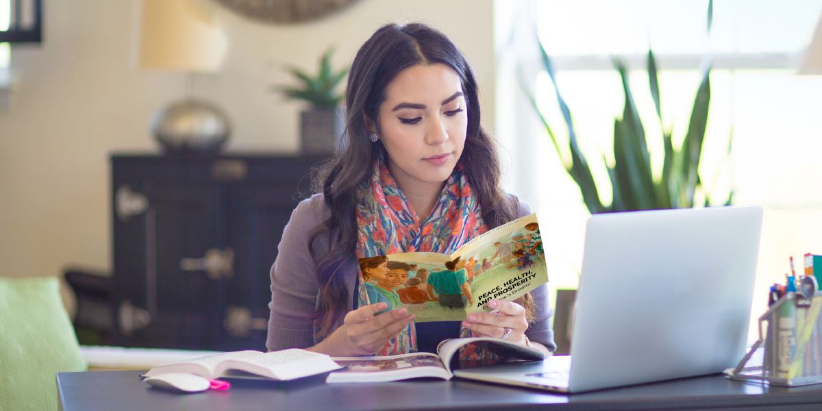 Eine Frau studiert die Bibel