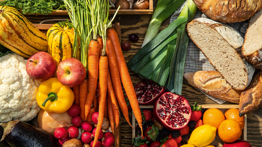 Eine Vielfalt an Obst, Gemüse und Brot.