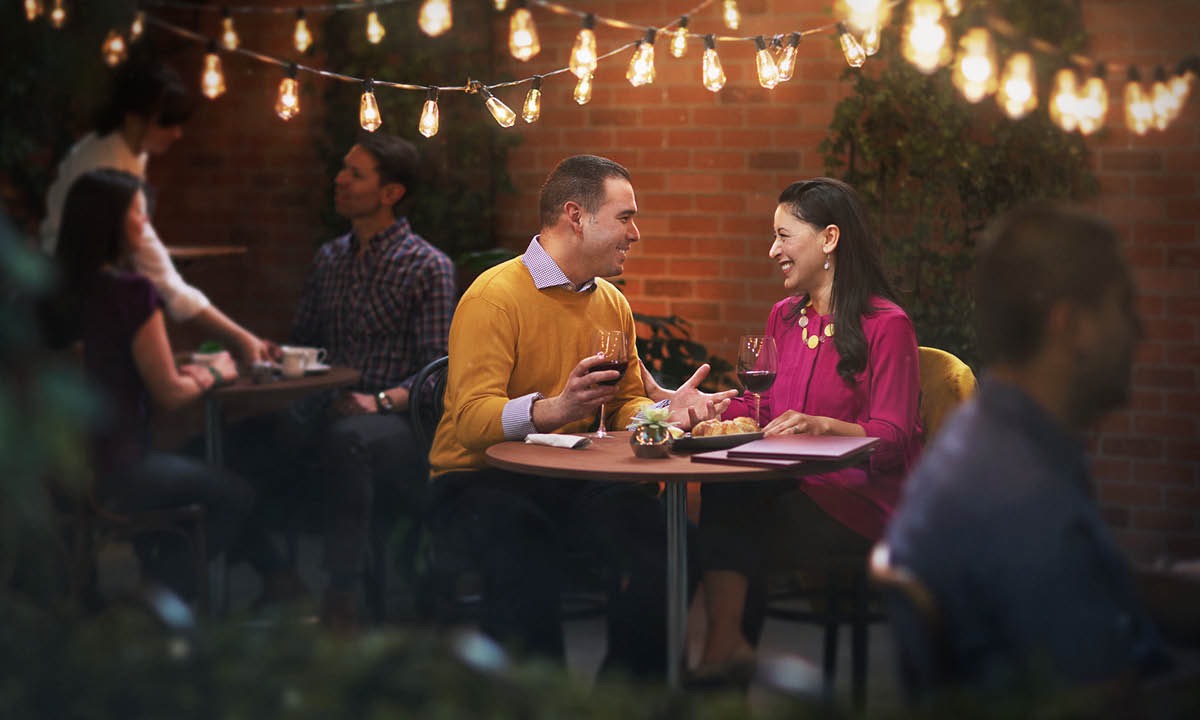 Un matrimonio cenando en un restaurante
