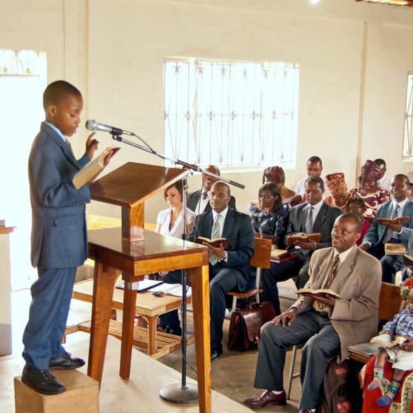 Νεαρός Μάρτυρας κάνει ανάγνωση της Γραφής στην Ουγκάντα