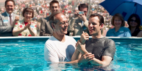 Άντρας βαφτίζεται στο νερό σε μια μεγάλη Χριστιανική συνέλευση
