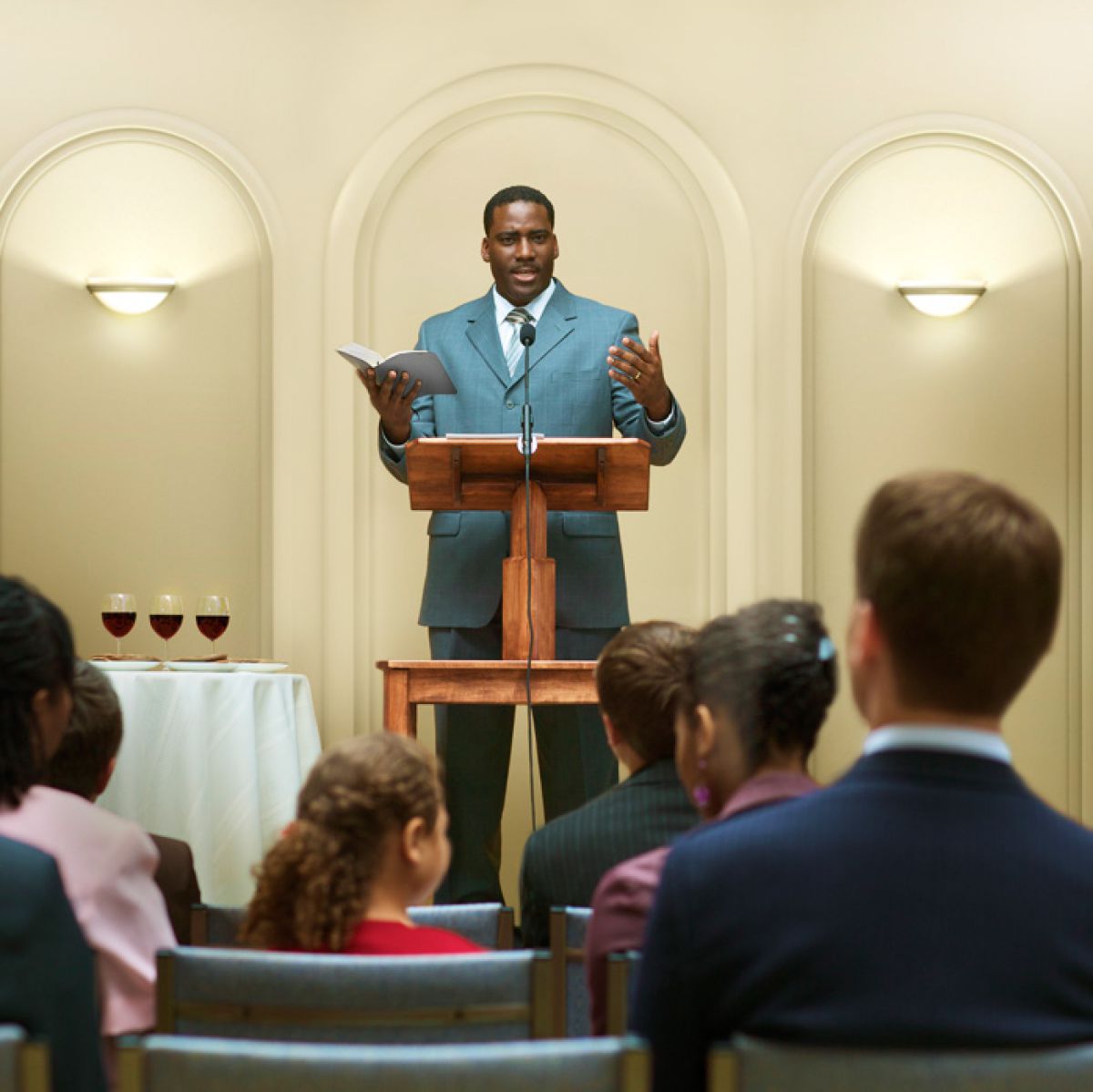Ένας αδελφός εκφωνεί την ομιλία της Ανάμνησης σε Αίθουσα Βασιλείας.