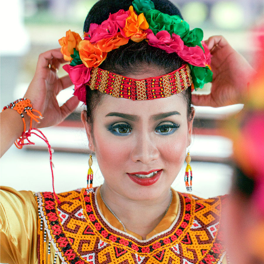 Ινδονήσια φοράει στο κεφάλι της παραδοσιακό στεφάνι
