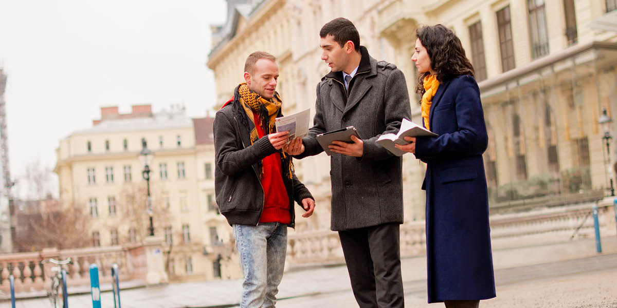 Two of Jehovah’s Witnesses in a metropolitan area make information available to the public free of charge