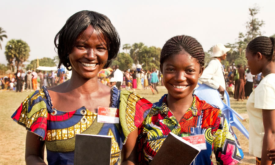 Two Christian sisters at a convention of Jehovah’s Witnesses in the Democratic Republic of Congo