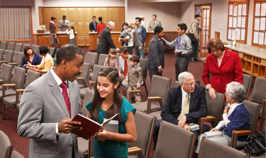 Jehovah’s Witnesses and visitors spending time together at a Kingdom Hall