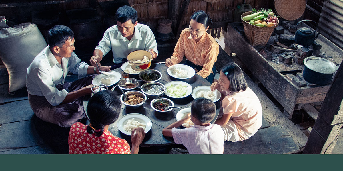 Jehovah’s Witnesses in Myanmar enjoy a meal together