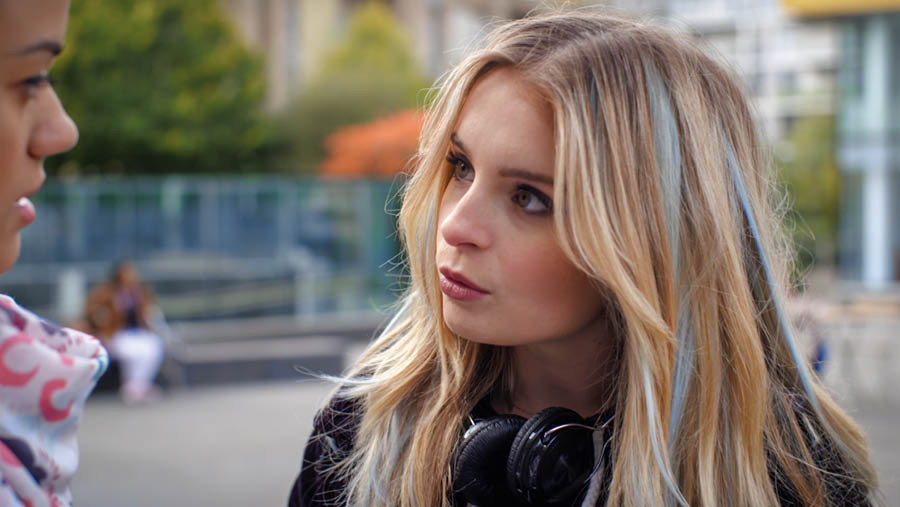 A scene from the video ‘Experience the Joy of Disciple-Making​—Improve Your Skills—​Asking Questions.’ Jade replies to a question that Neeta asked her.