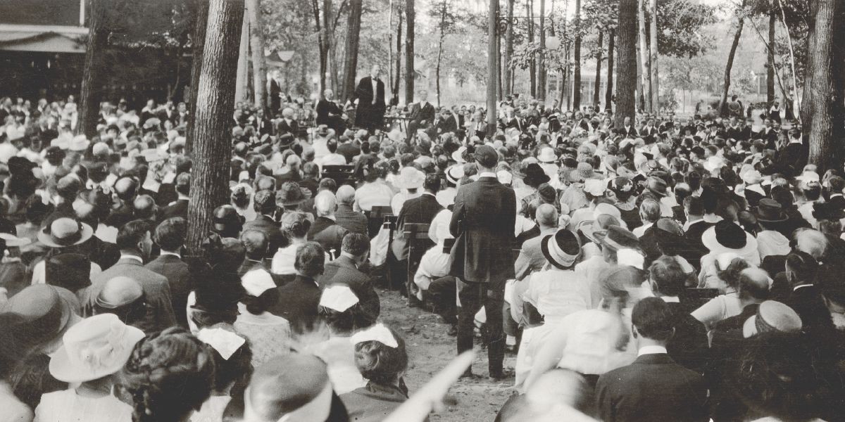 Joseph F. Rutherford talking to a large audience seated under trees at the 1919 Bible Students’ convention.