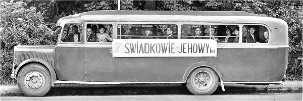 Polish brothers and sisters in France on their way to a convention