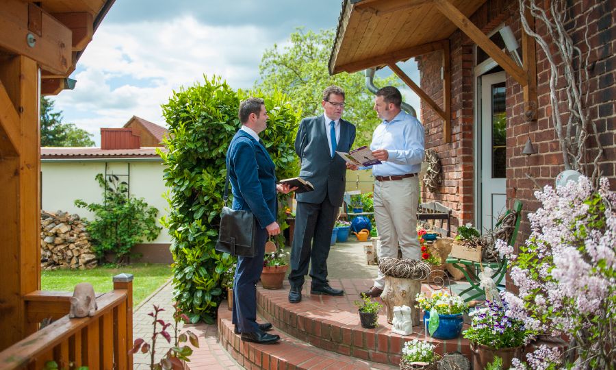 Bernhard Merten and another one of Jehovah’s Witnesses in the door-to-door ministry