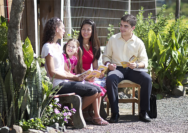 João Paulo and Noemi conducting a Bible study