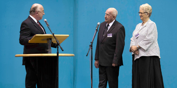 Geoffrey Jackson interviews his parents at a convention