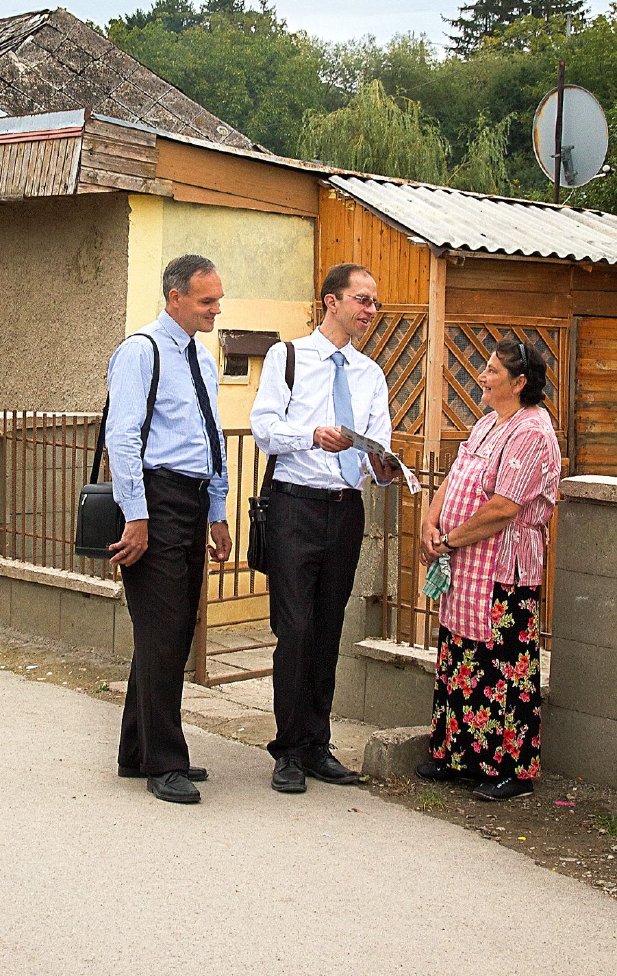 Two of Jehovah’s Witnesses in Slovakia preach to a Roma woman