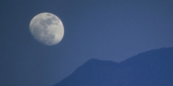 La Luna en el cielo nocturno.