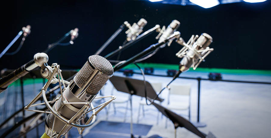 Varios micrófonos en un estudio de grabación.