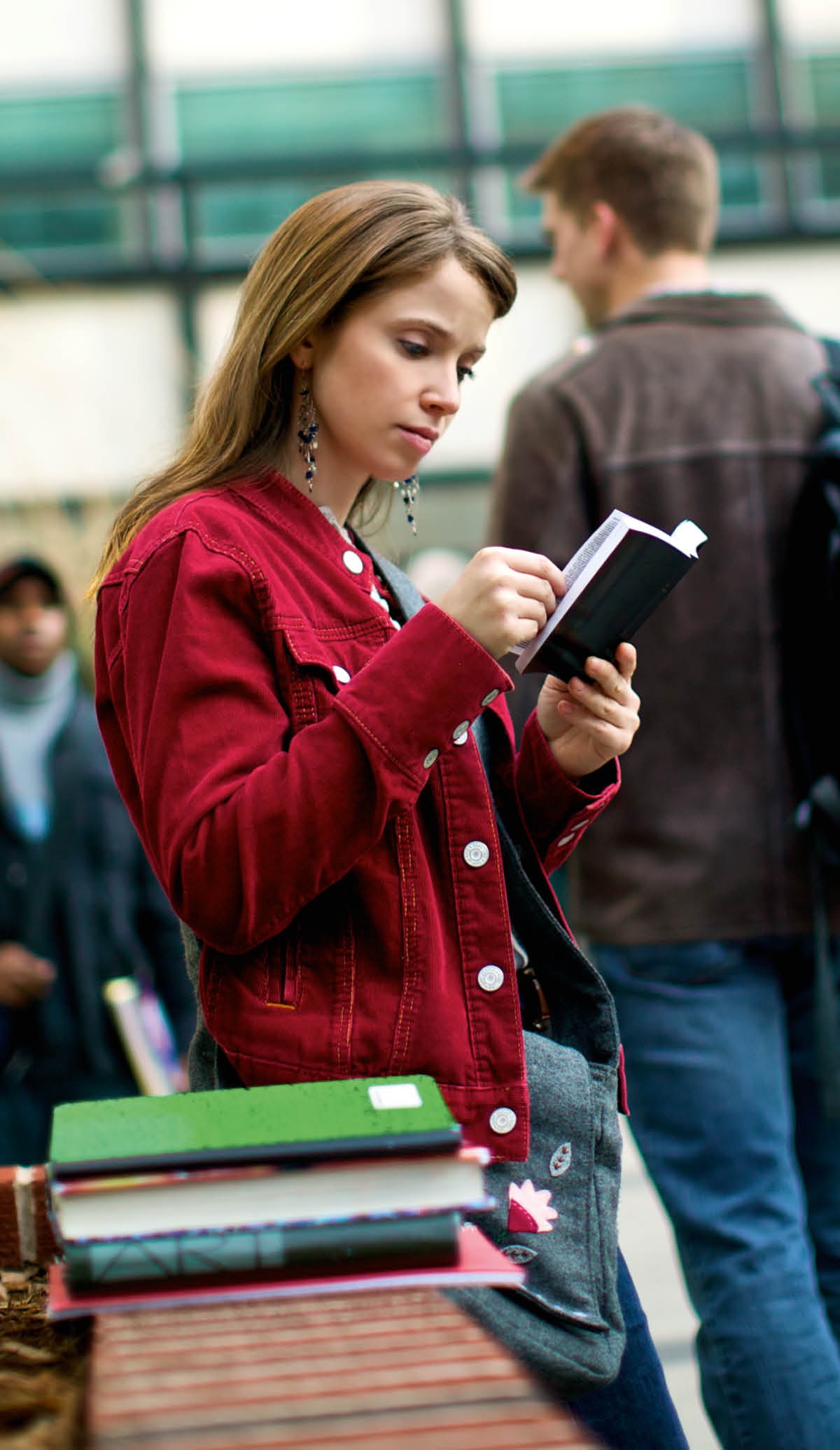 Una mujer joven leyendo la Biblia