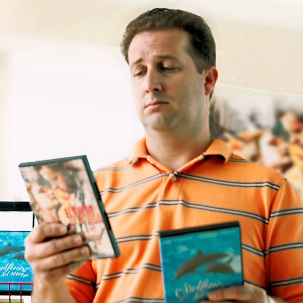 Un hombre decidiendo qué película ver o comprar