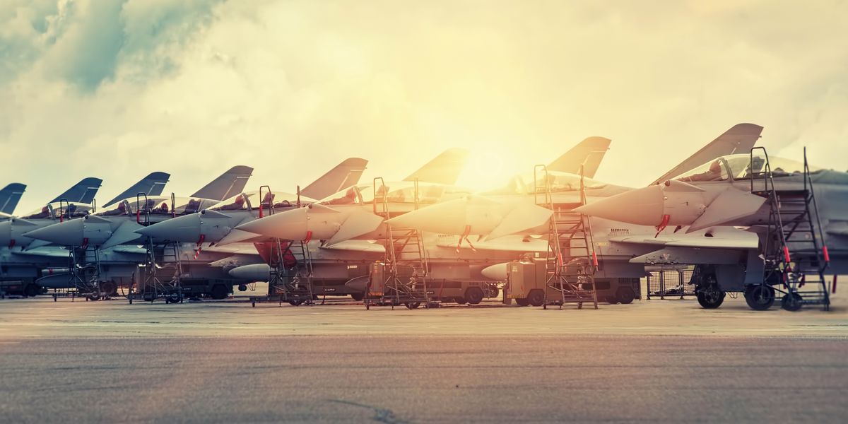 Una fila de aviones militares.