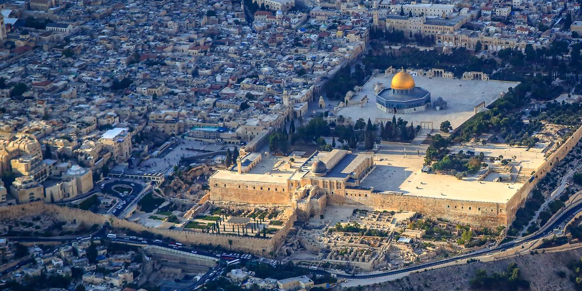 Vista aérea de la ciudad de Jerusalén. Pueden verse el monte del templo y la Cúpula de la Roca.