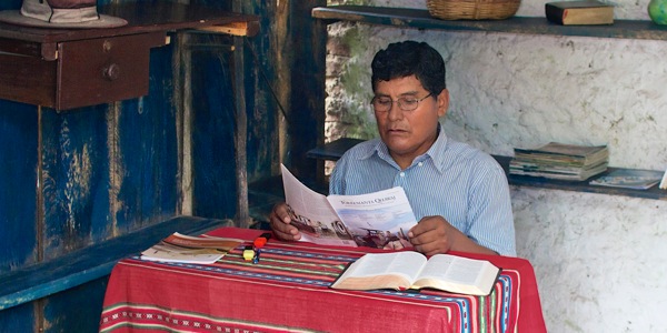 Testigo de Jehová estudiando La Atalaya en una lengua indígena