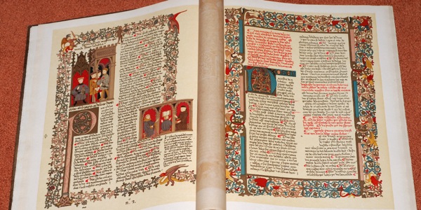 Ejemplar abierto de la Biblia de Alba