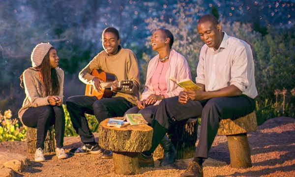 Una familia de Sudáfrica cantando cánticos del Reino