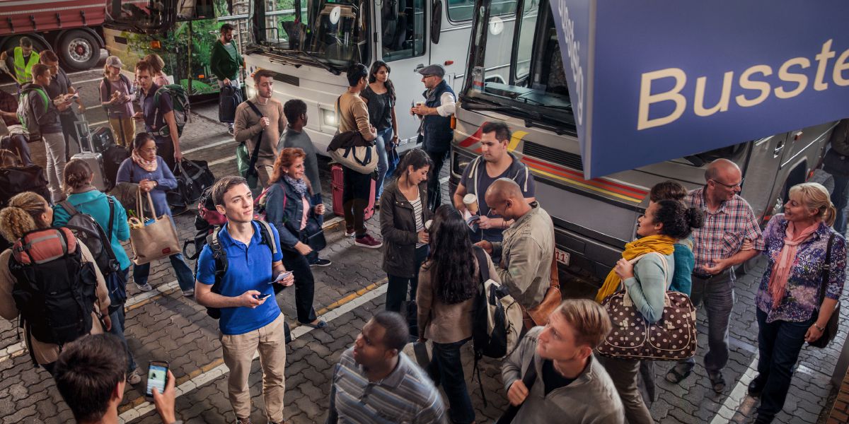 Un joven en una estación de autobuses