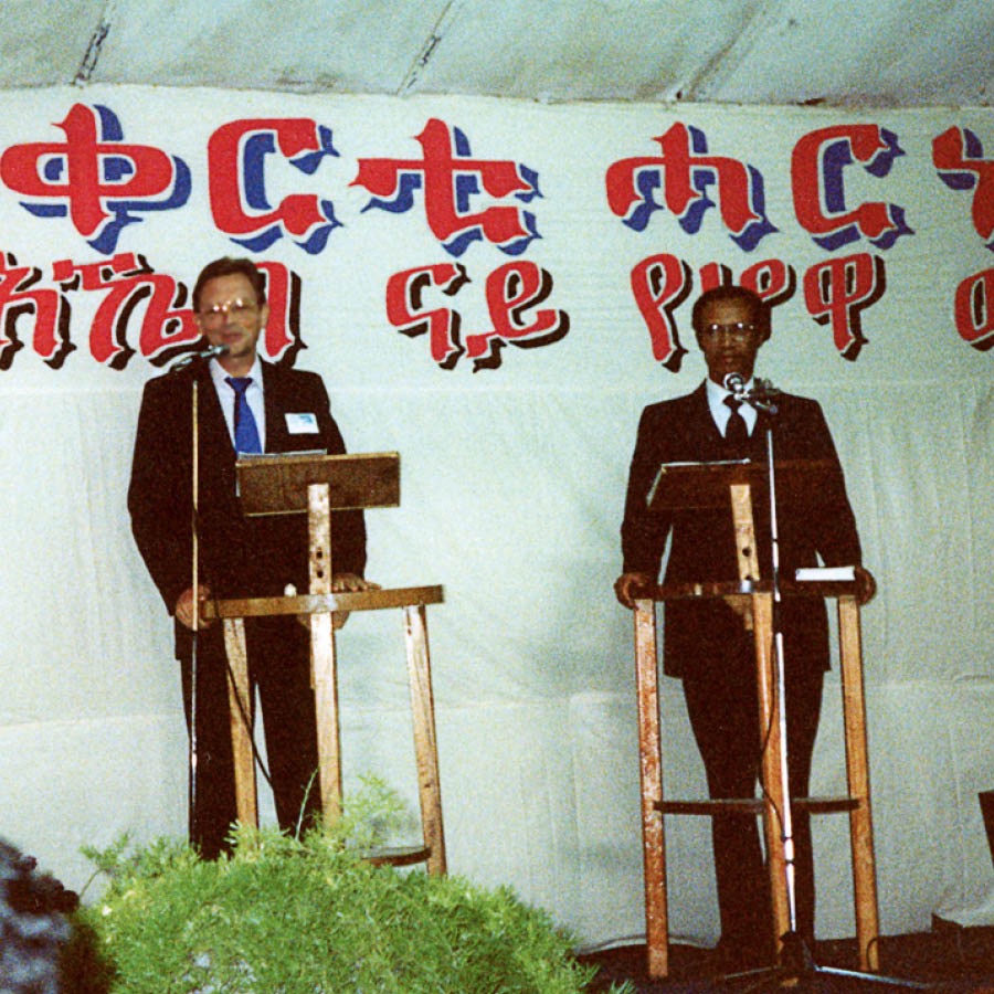 Manfred Tonak da un discurso en una asamblea en Asmara (Eritrea), en 1992