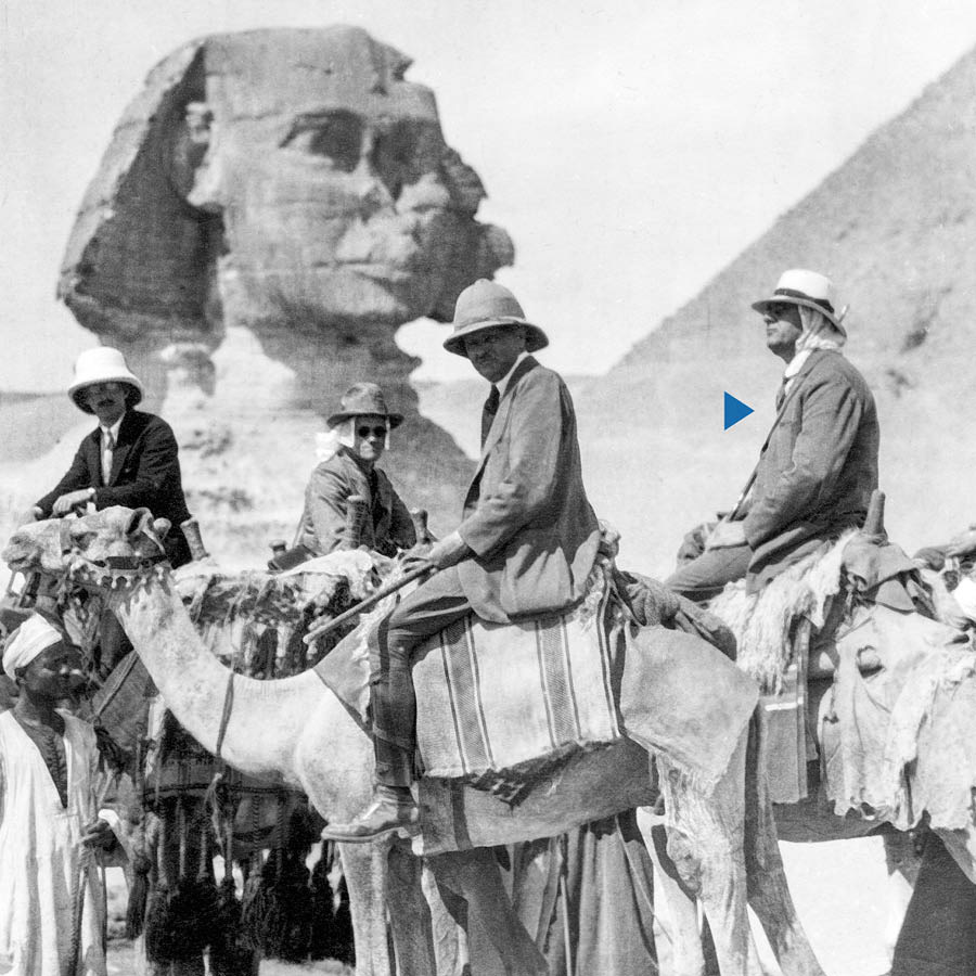 Joseph Rutherford y otros hermanos en camello cerca de la Gran Esfinge de Guiza.